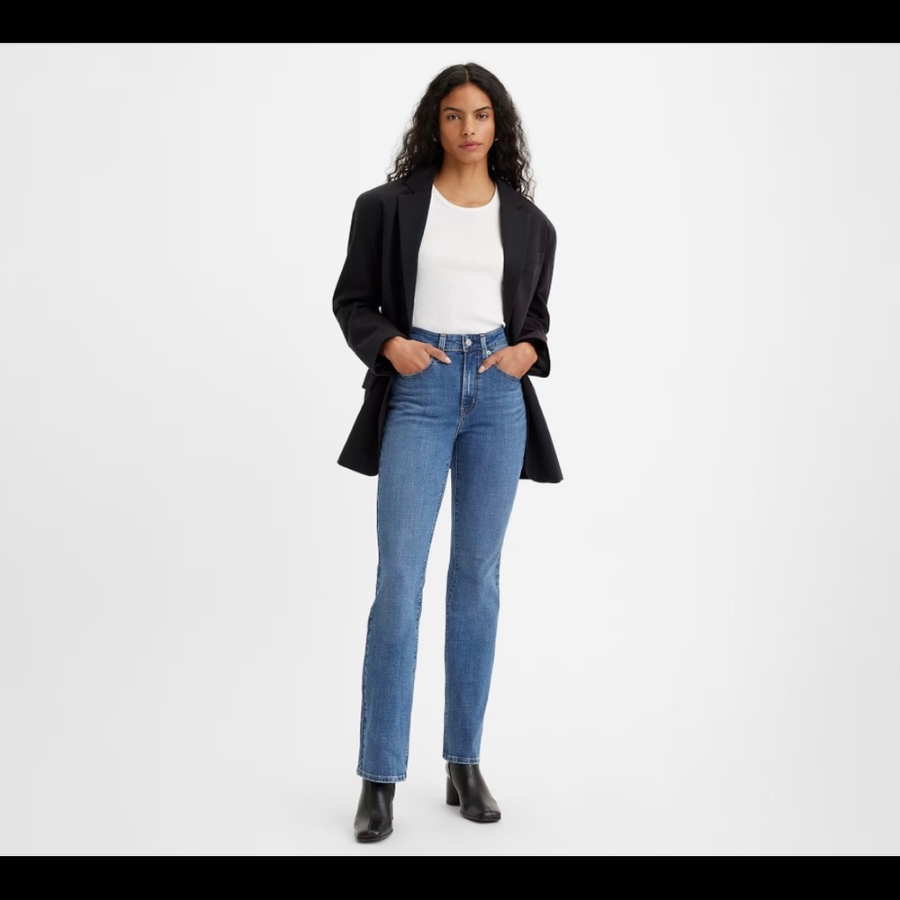NWT Levi’s 725 High Rise Bootcut Women’s Jeans - Medium Wash